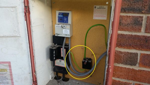 Main Earthing Terminal Outside Switchgear - Has no 'SAFETY ELECTRICAL CONNECTION' label